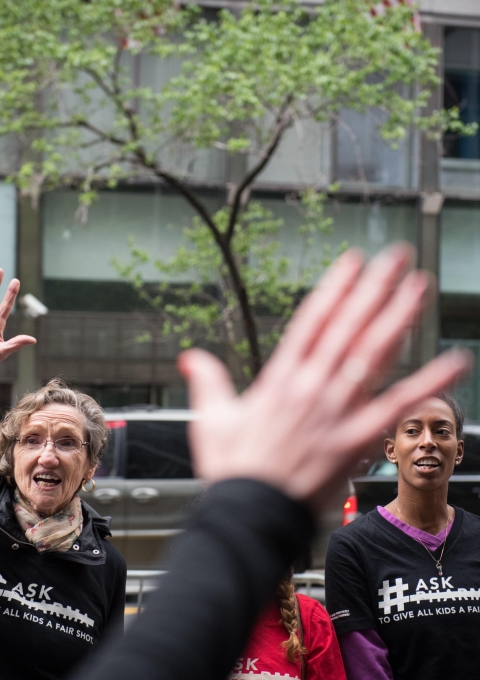 On April 27th 2016, dozens of volunteers from MSF delivered to Pfizer global headquarter, the names of nearly 400 000 people asking Pfizer and GlaxoSmithKline (GSK) to reduce the price of the pneumonia vaccine to 5 dollars per child in developing countries. 