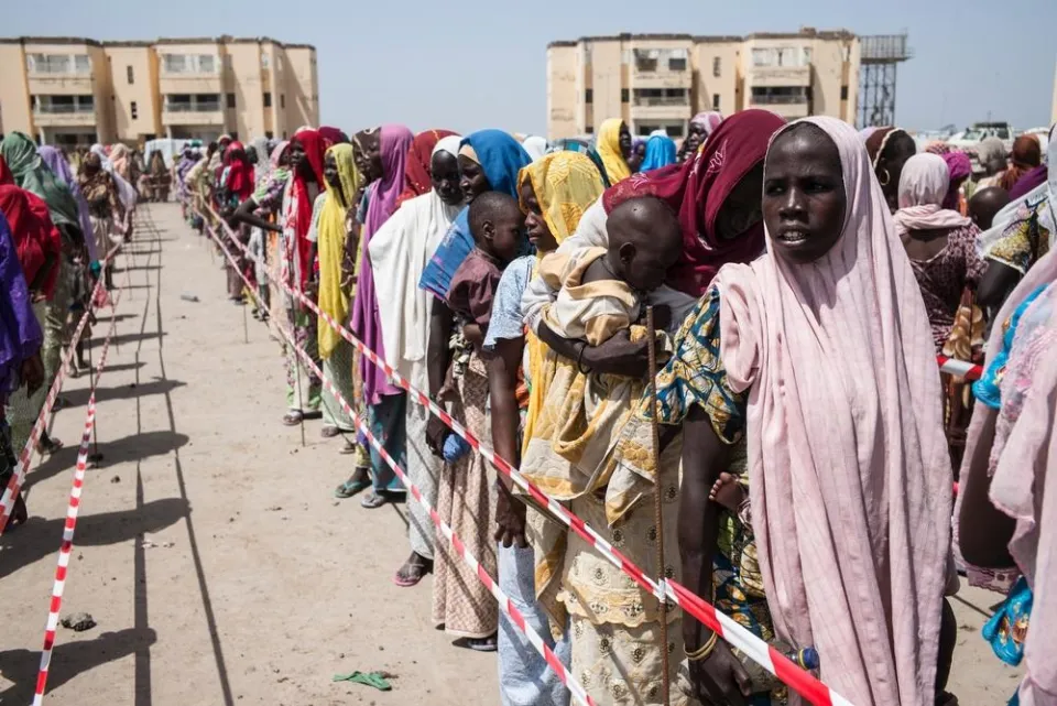 MSF set up a circuit to vaccinate children under 5 years old, they also receive an anti-parasite and vitamin A and parents receive relief items such as soap and mosquito nets. In one day nearly 4,000 children were vaccinated.