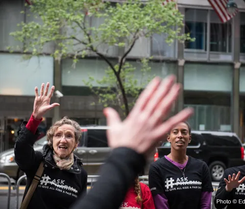 On April 27th 2016, dozens of volunteers from MSF delivered to Pfizer global headquarter, the names of nearly 400 000 people asking Pfizer and GlaxoSmithKline (GSK) to reduce the price of the pneumonia vaccine to 5 dollars per child in developing countries. 